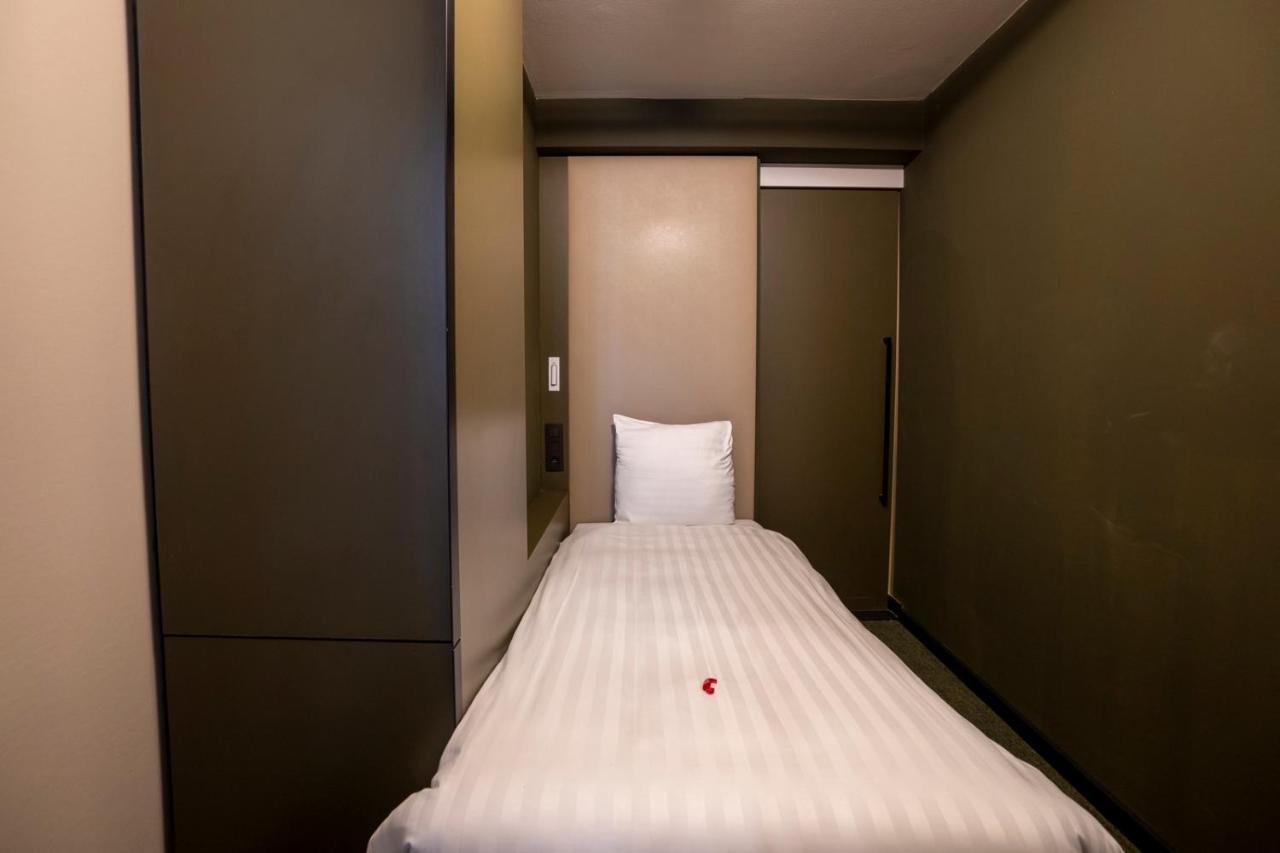 Green Hotel Генк Екстер'єр фото