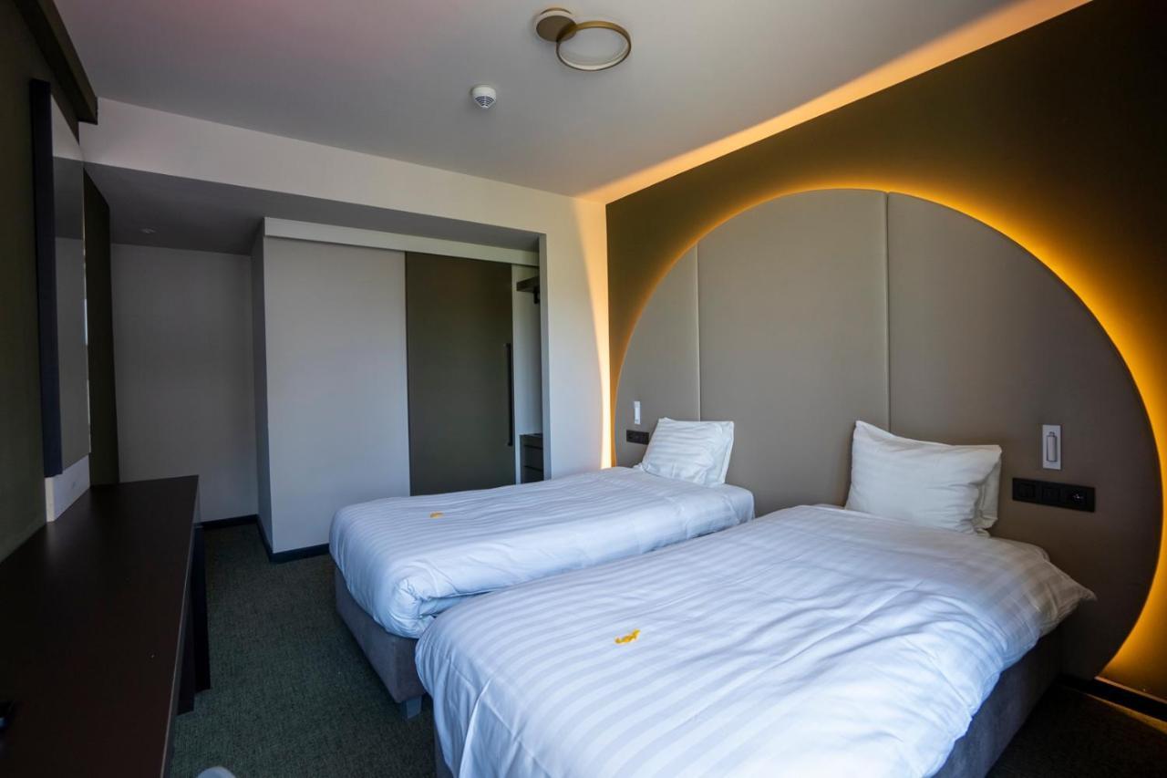 Green Hotel Генк Екстер'єр фото