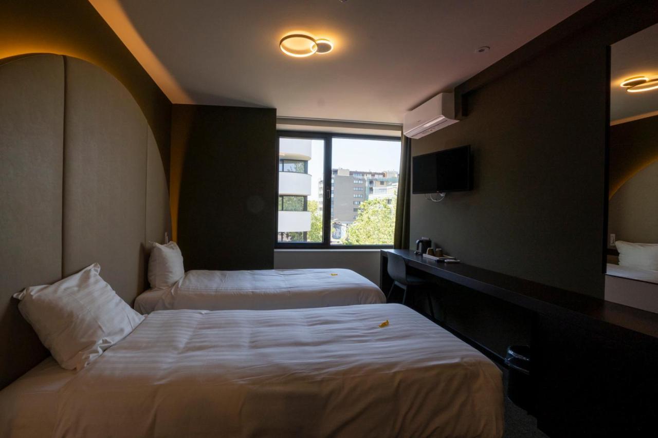 Green Hotel Генк Екстер'єр фото