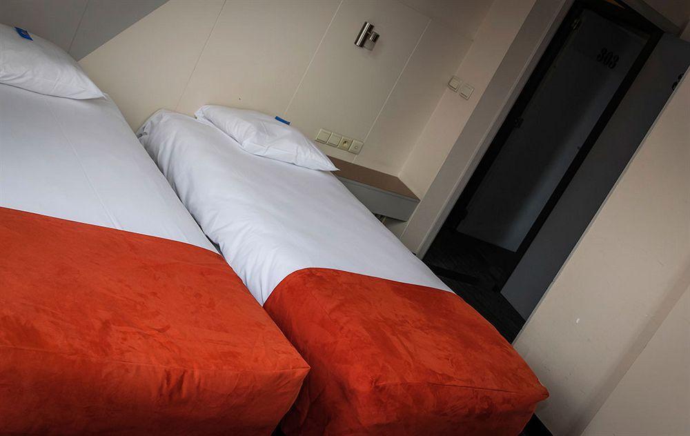 Green Hotel Генк Екстер'єр фото